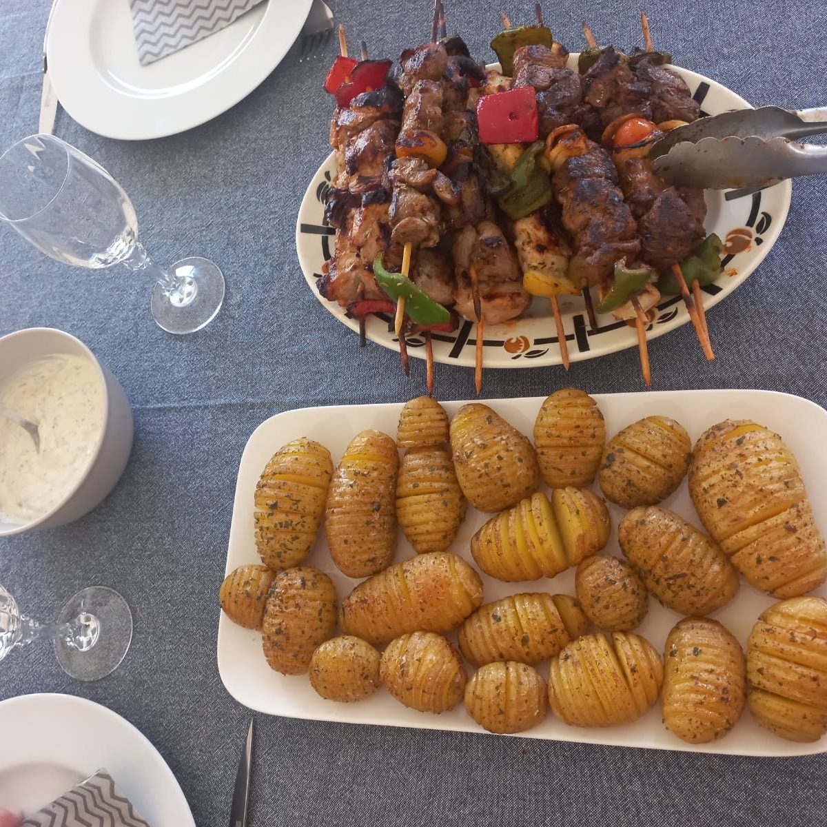 Exemple d'un plat proposé à la table d'hôtes : brochettes et pommes de terre.